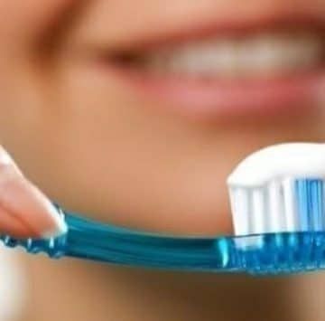 لماذا ينصح الأطباء بتنظيف الأسنان قبل الإفطار وليس بعده؟ معلومة صادمة يجب عليك معرفتها قبل فوات الاوان