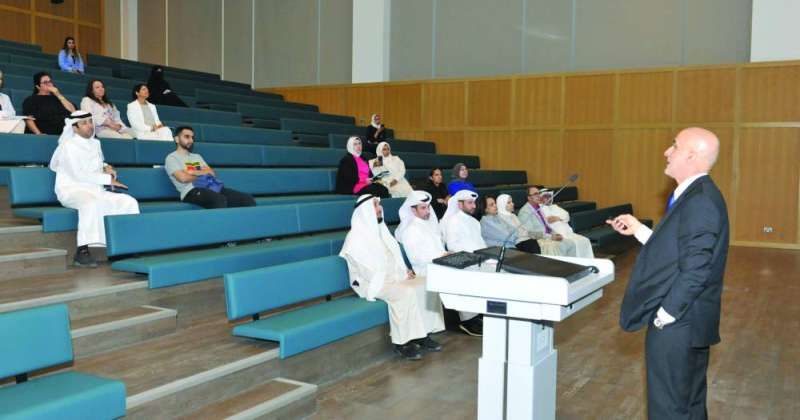 جانب من الحلقة النقاشية