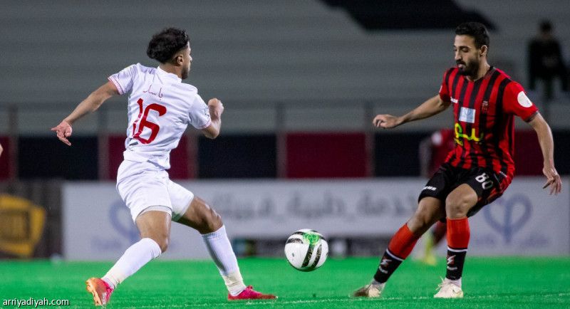 الرياض يعطل الحزم.. ويقدم هدية إلى الأهلي