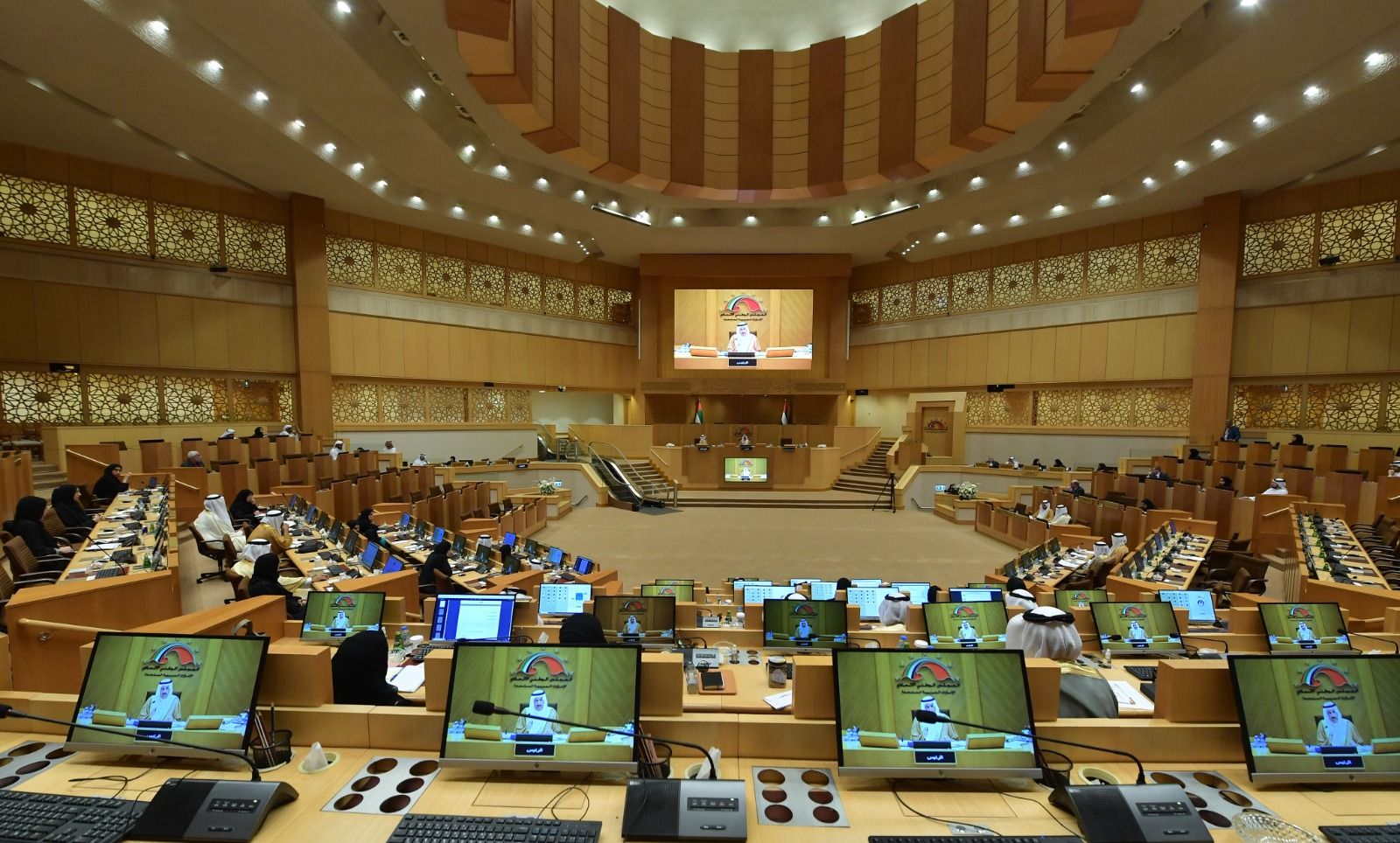 «الوطني» يستثني المواطنين من رسوم قيد الأطباء البيطريين