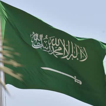 المرور السعودي يحذر المواطنين والمقيمين من هذه المخالفة البسيطة خلال المشي في الشارع.. عقوبتها غرامة 500 ريال قابلة للزيادة !