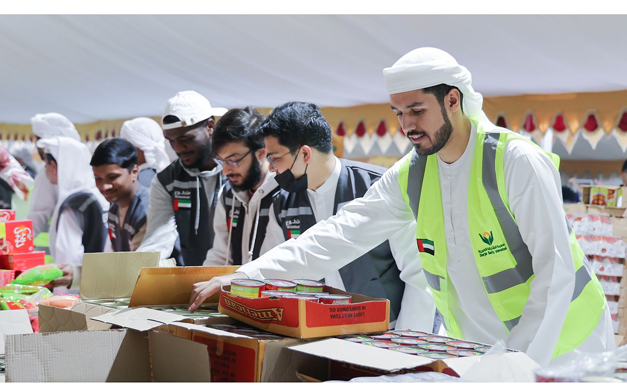 «خيرية الشارقة» و«القلب الكبير» تجهزان 5 آلاف طرد غذائي وصحي ضمن حملة «جسور الخير»