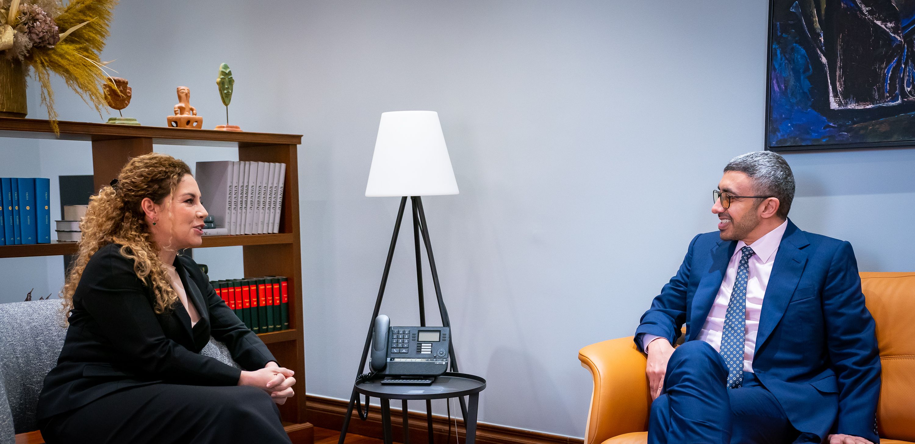 عبدالله بن زايد يلتقي في تيرانا وزيرة أوروبا والشؤون الخارجية في ألبانيا