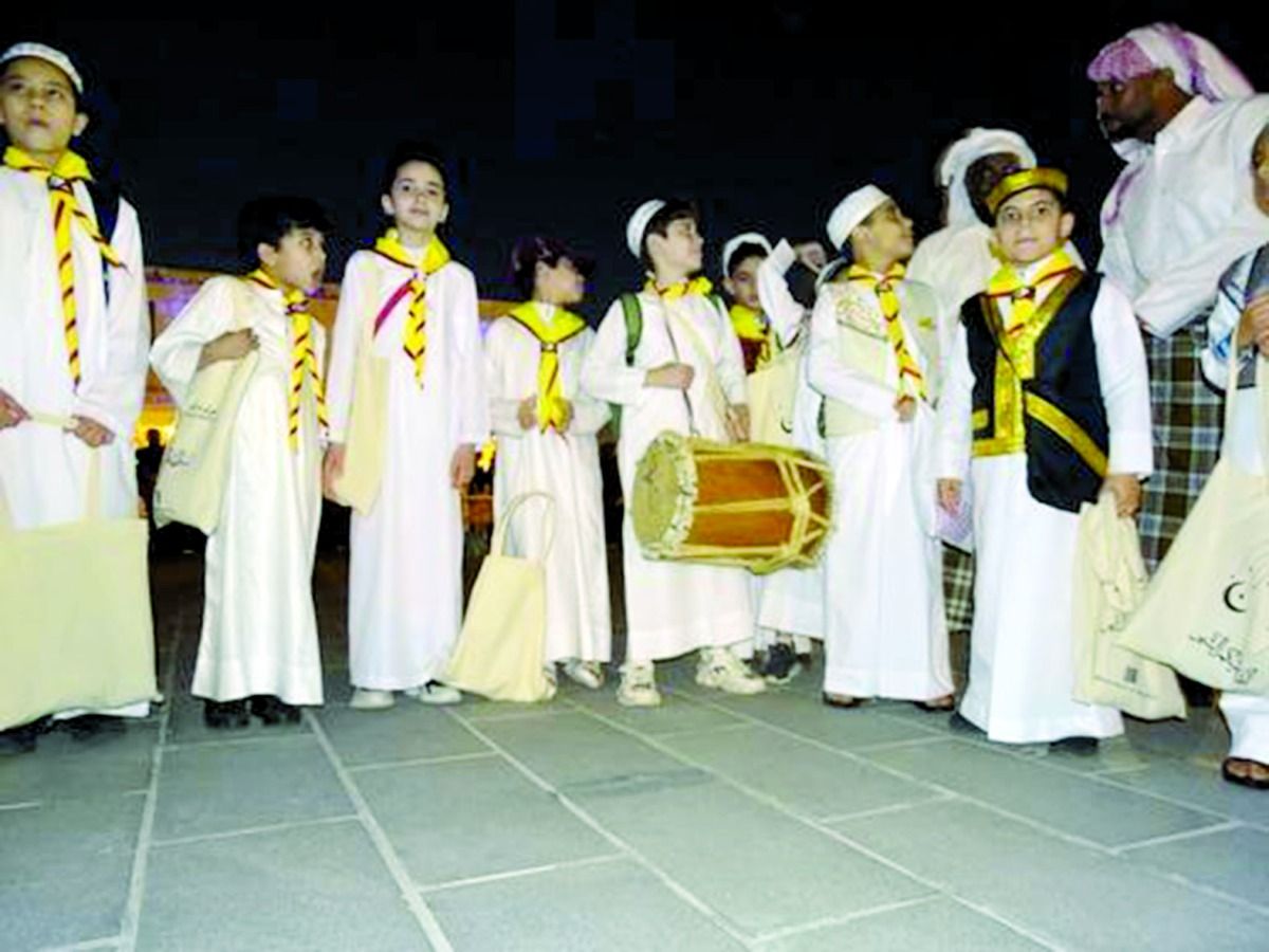 الكشافة وطلاب المدارس يحيون «القرنقعوه» في «واقف»