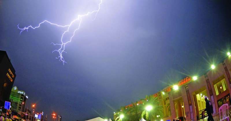 استنفار حكومي شامل للتعامل مع الأمطار (تصوير سعود سالم)