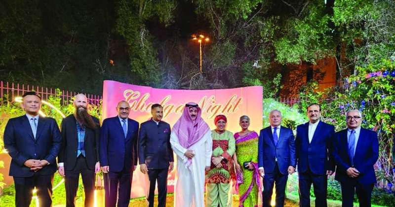 السفير سميح حيات يتوسط عدداً من السفراء