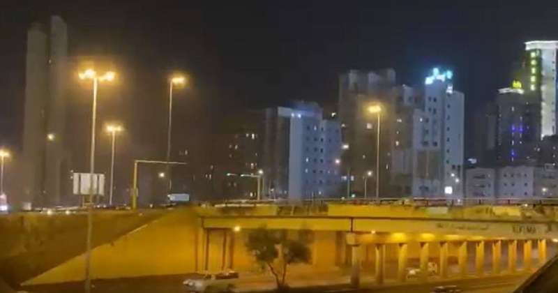 جسر «المنقف».. سالك تحت الأمطار