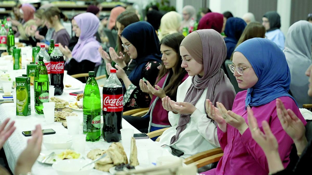 مائدة إفطار لطالبات السكن الجامعي بالبوسنة