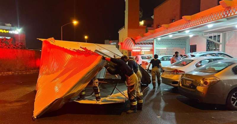 «الإطفاء»: تعاملنا مع حوادث سقوط مظلات وخيام وأشجار إثر تقلبات الطقس.. ولا إصابات