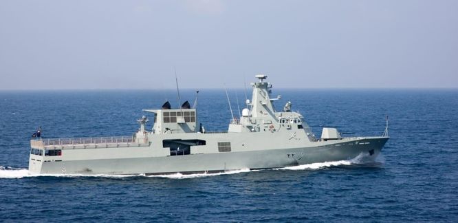 البحرية السلطانية العُمانية تنقذ قارب صيد عُماني في عرض البحر