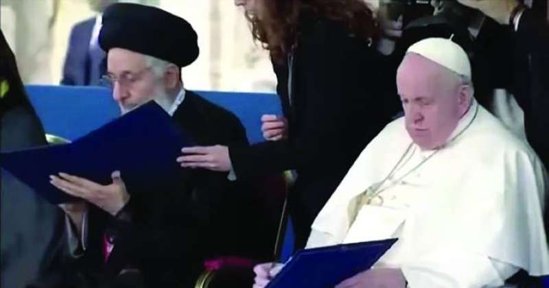 بابا الفاتيكان والديباجي خلال توقيع وثيقة روما