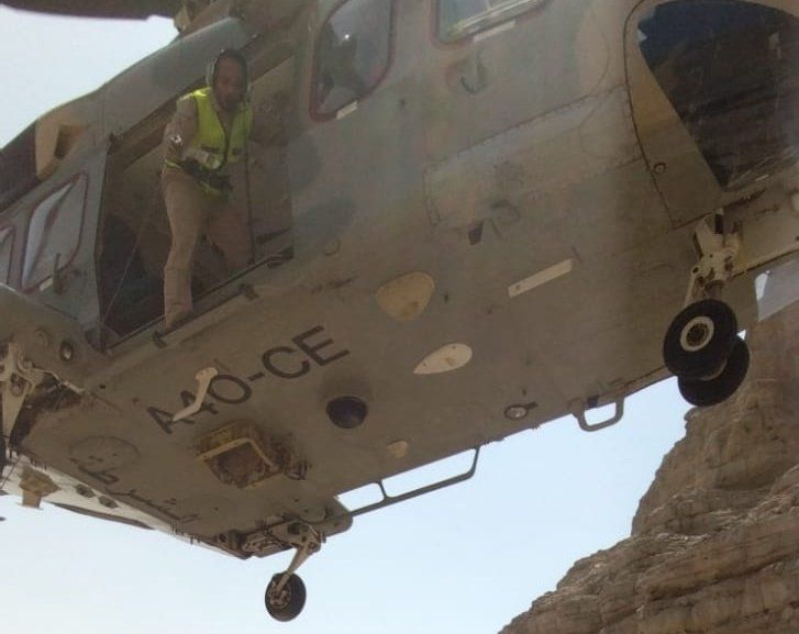 إنقاذ مواطن سقط من أحد الجبال
