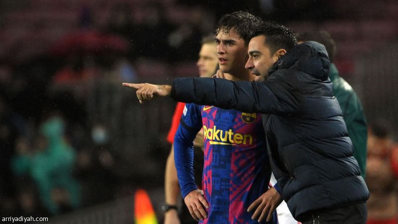 تشافي يطالب جافي بالبقاء في برشلونة