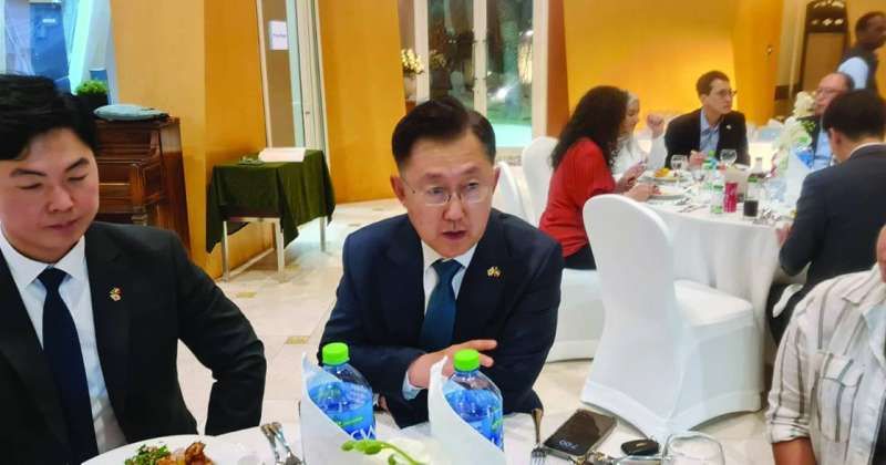 السفير يتحدث خلال مأدبة الإفطار