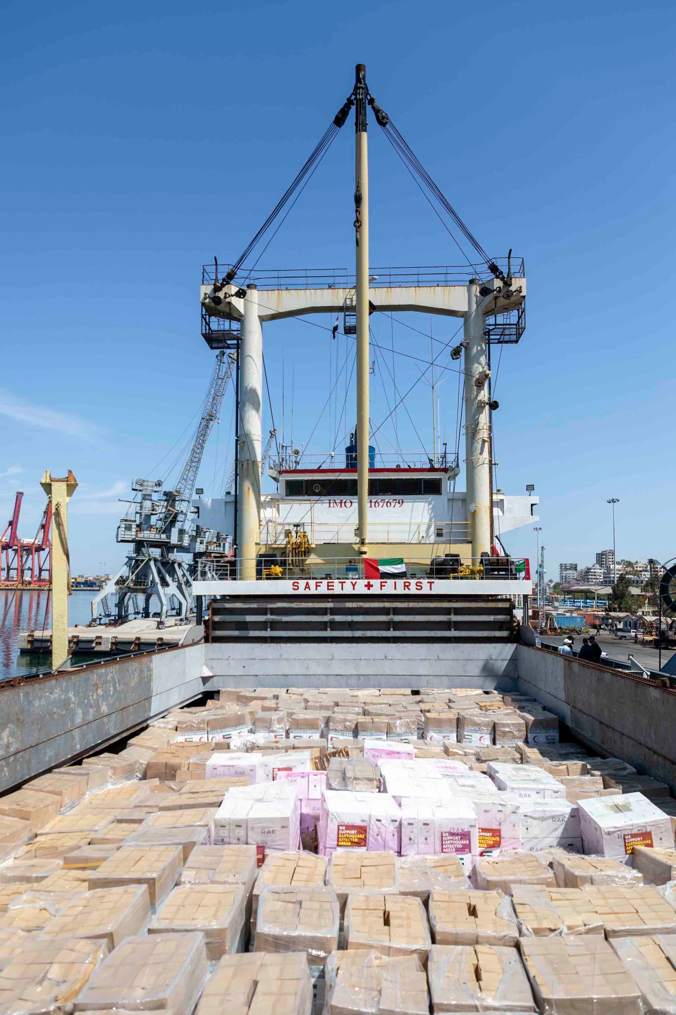 الثالثة من نوعها.. وصول سفينة مساعدات إماراتية لميناء اللاذقية