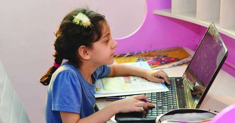 فتح الكاميرا ضروري للتفاعل المباشر بين المعلمة وتلميذاتها