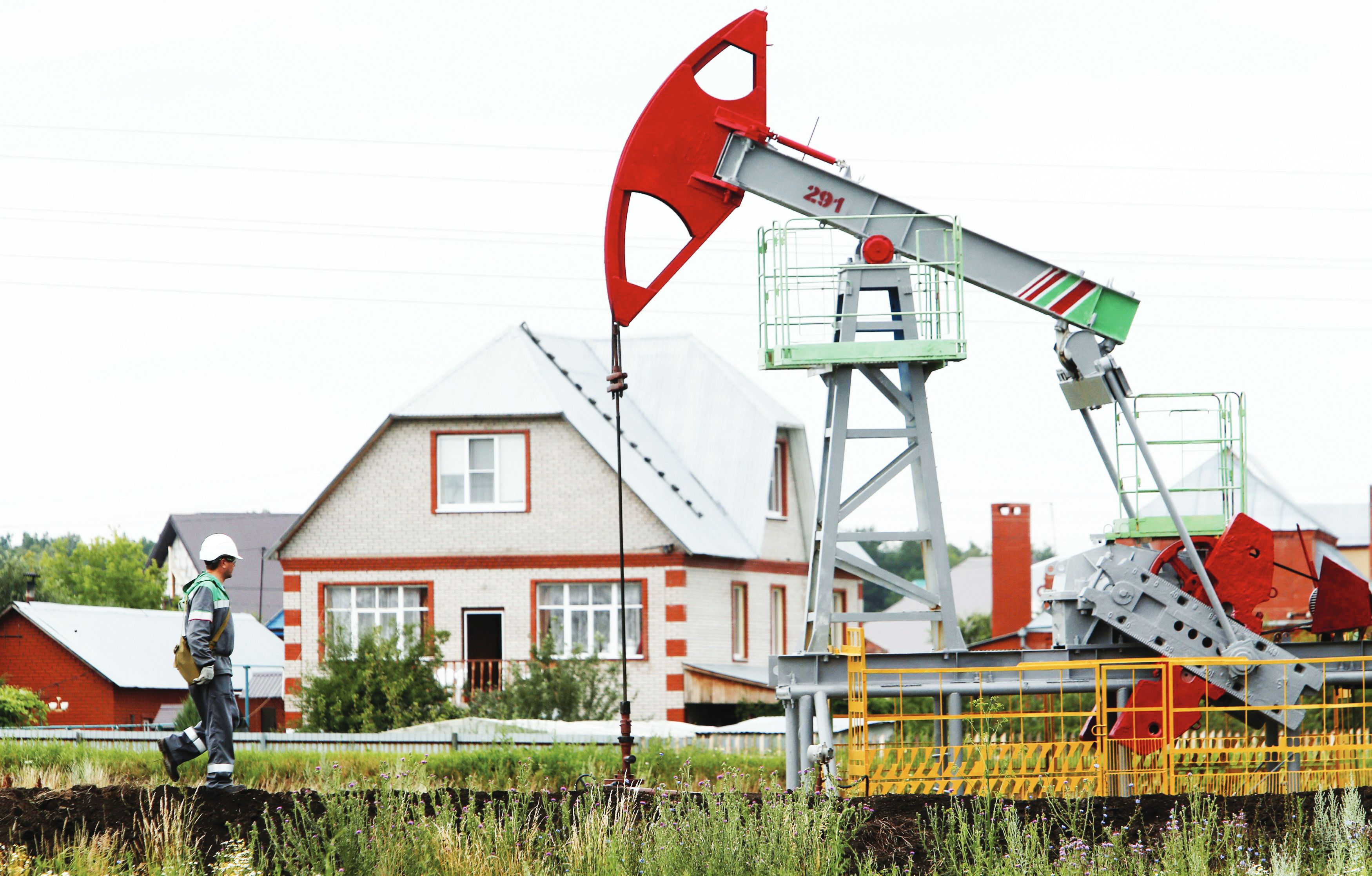 النفط يتراجع 2% مع صعود الدولار ومخاوف أسعار الفائدة