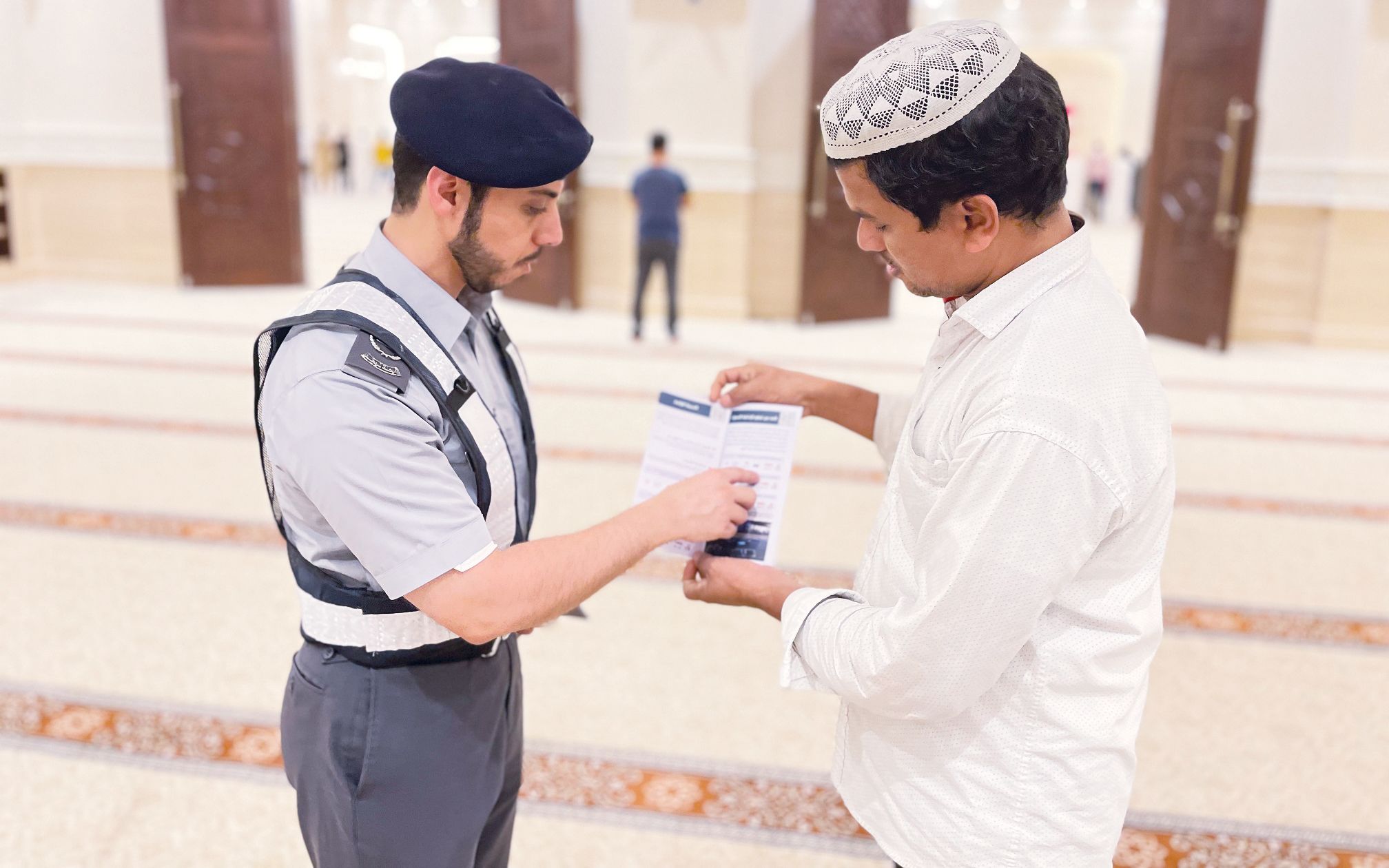 شرطة أبوظبي تعزز الوعي بعدم الوقوف العشوائي للمركبات أمام المساجد