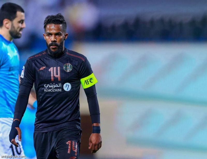 العابد.. يستلم 4 رواتب.. ويرحل