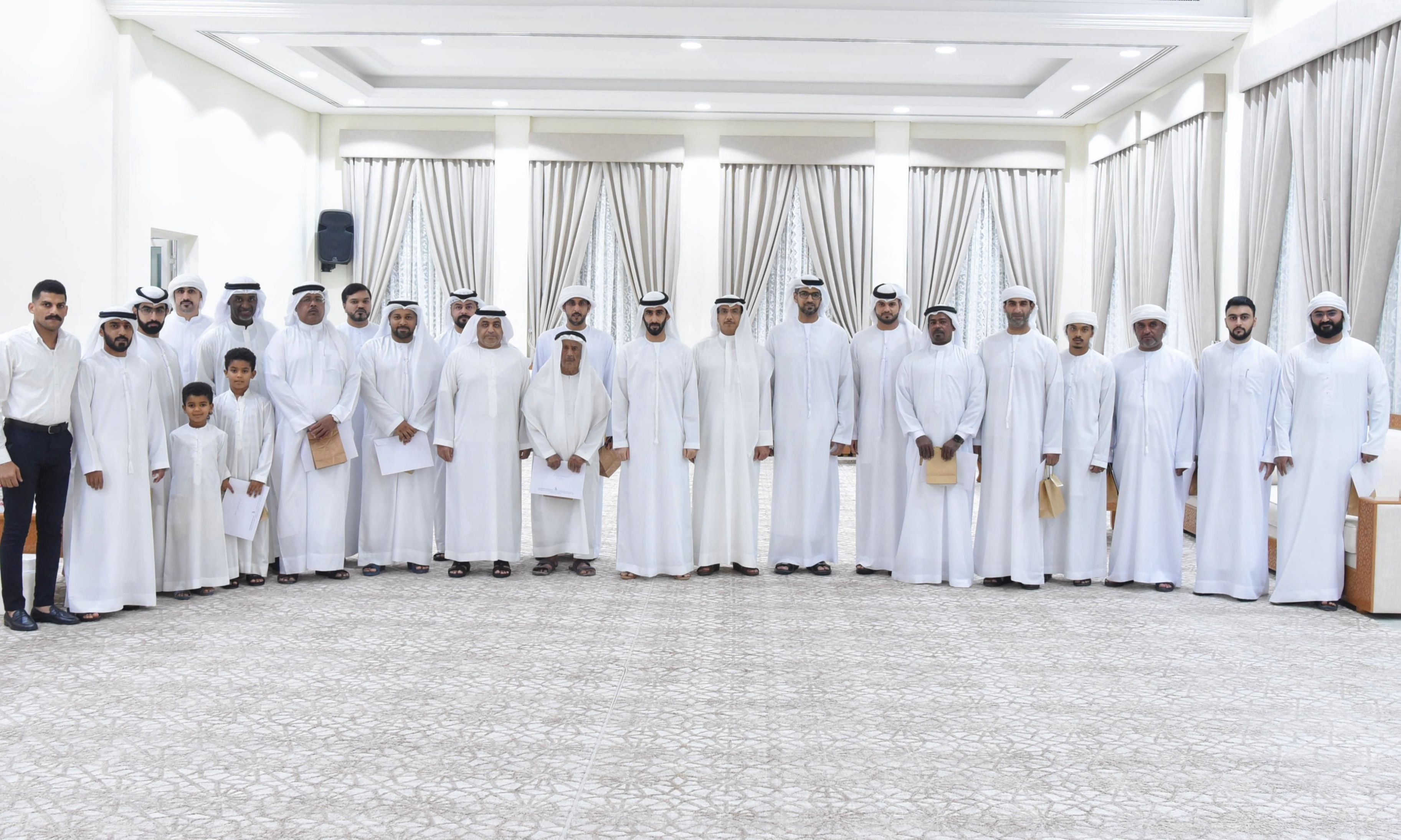 ماجد بن سعود المعلا يسلم المواطنين المستحقين مفاتيح مساكنهم الجديدة بمنطقة عود الطاير