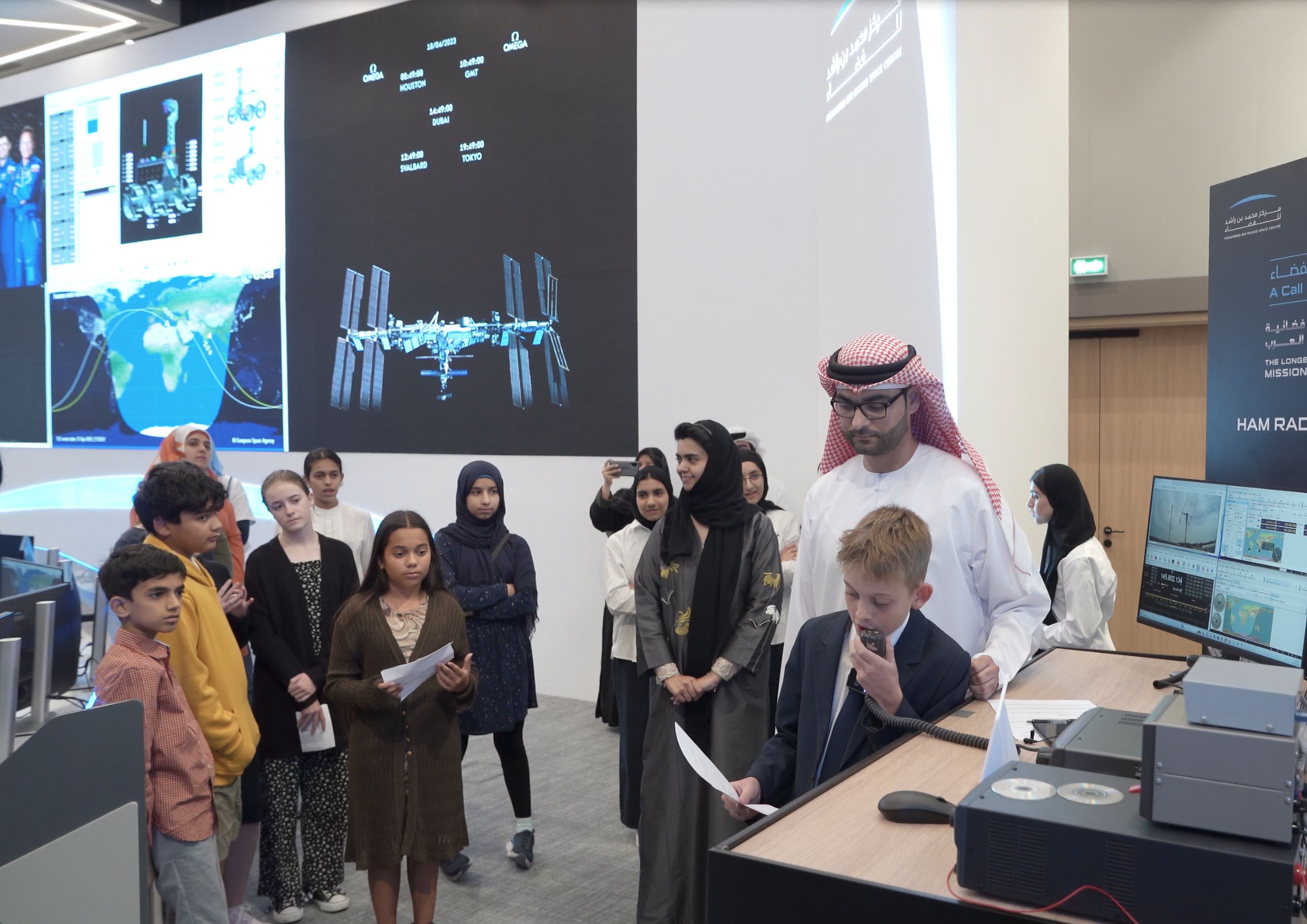 النيادي يتفاعل مع طلاب المدارس خلال أول اتصال لاسلكي من محطة الفضاء الدولية