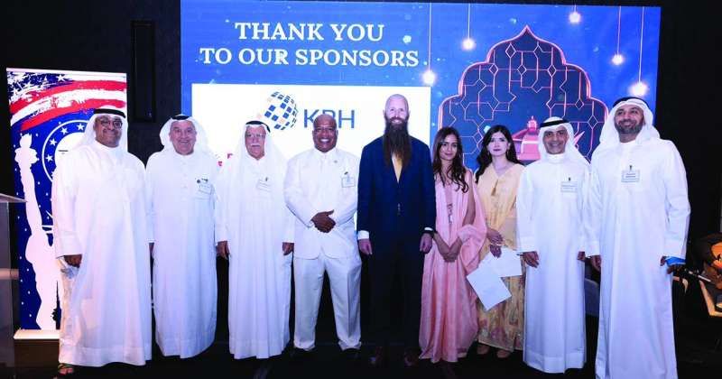 القائم بالأعمال يتوسط عدداً من المشاركين في مأدبة الإفطار