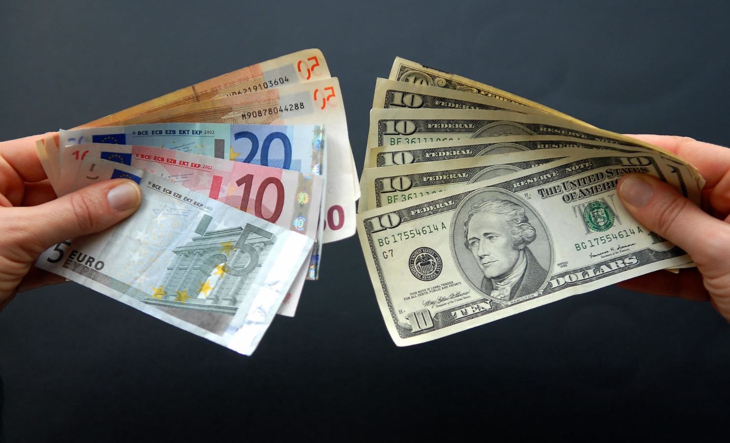 استقرار الدولار واليورو بعد نتائج قوية للبنوك الأمريكية