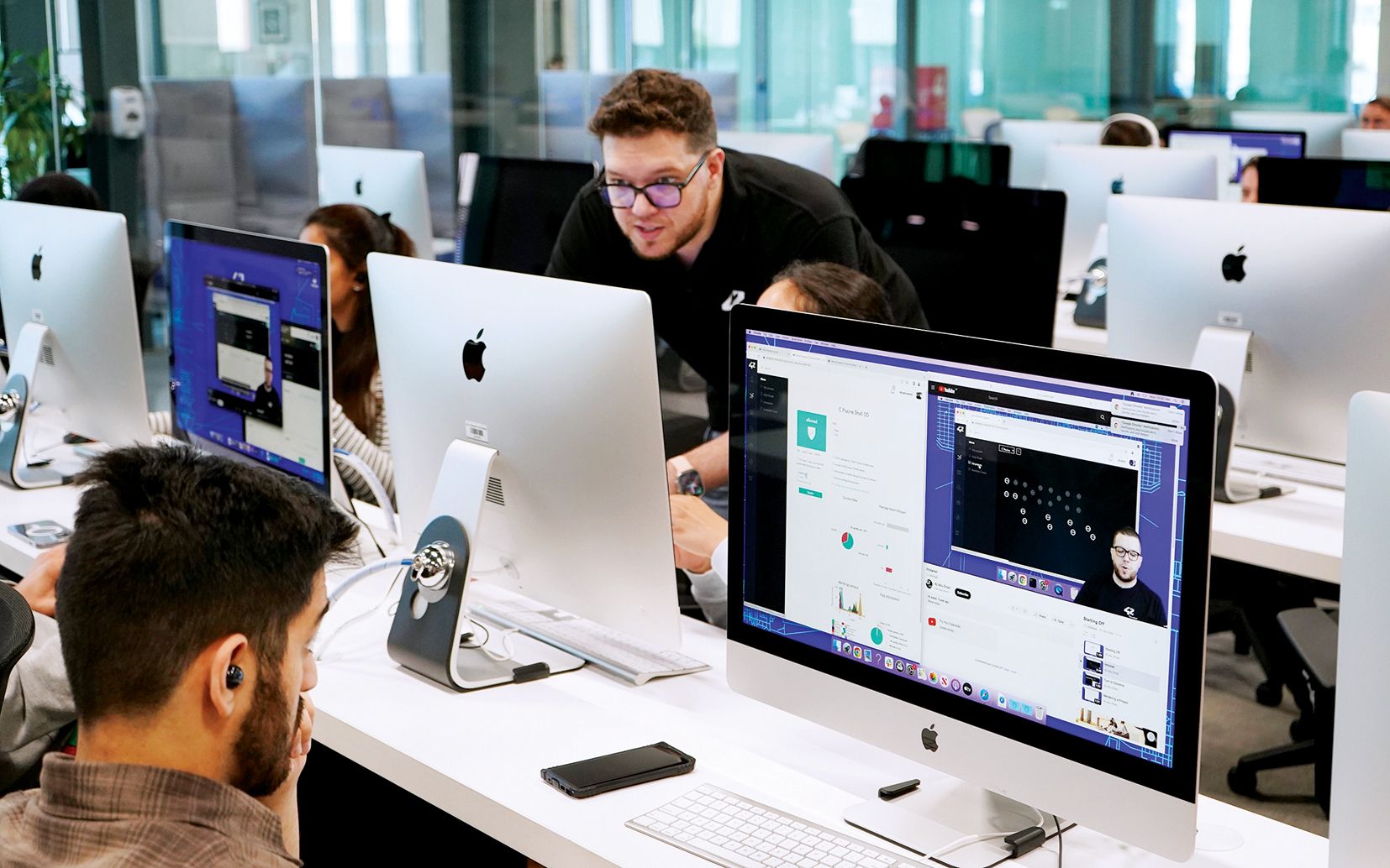 طلاب مدرسة يطورون مشروعات إلكترونية