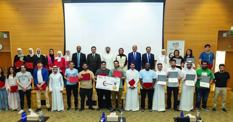 المشاركون في الغبقاثون في لقطة مع مسؤولي الكلية ومؤسسة الكويت للتقدم العلمي