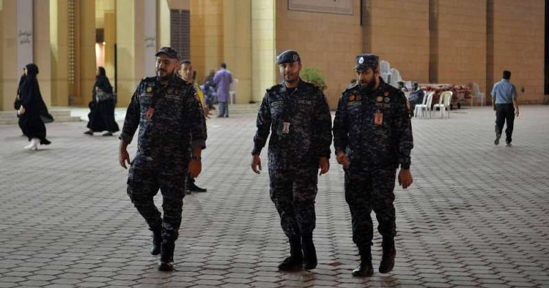 رجال أمن لدى تأمين صلاة القيام في المسجد الكبير (تصوير: سعود سالم)