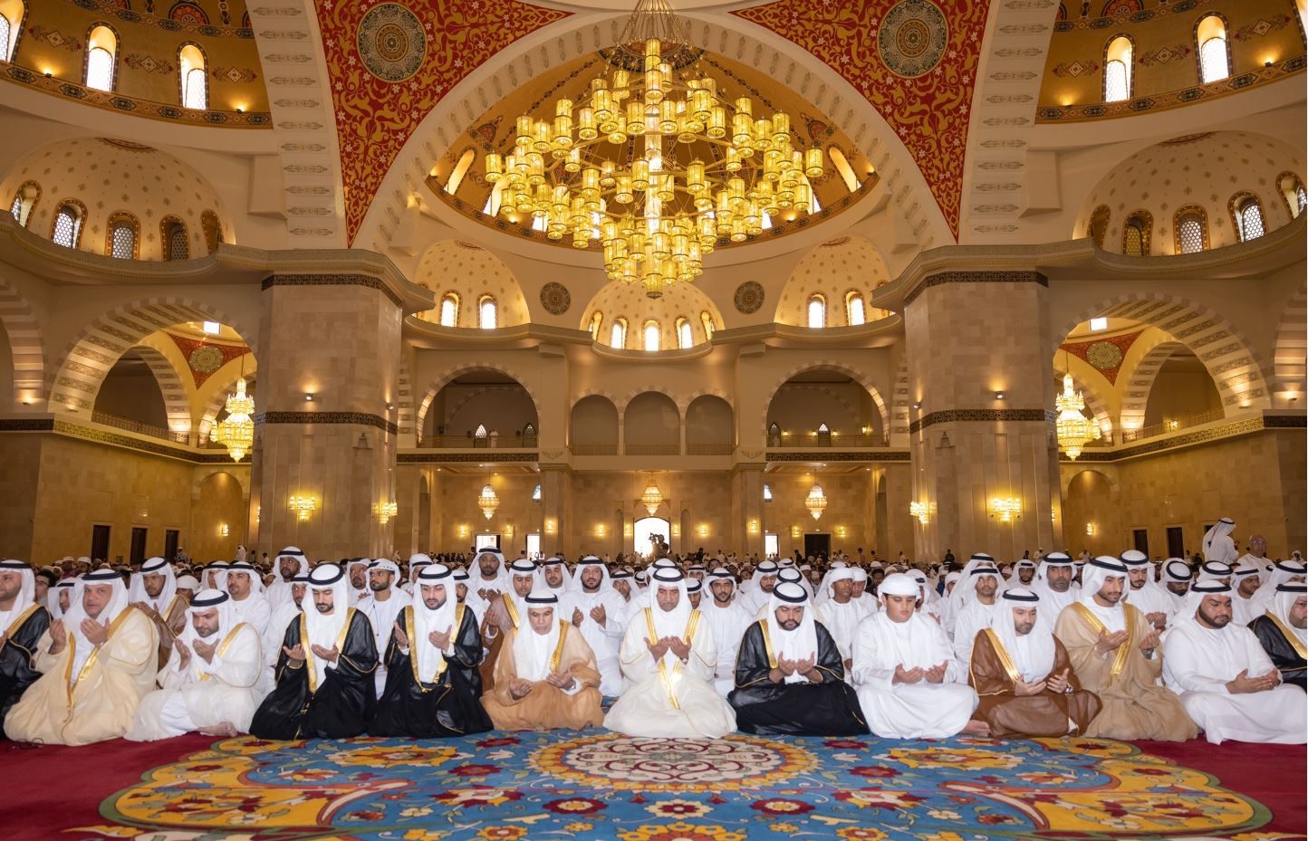 حمد الشرقي وولي عهده يؤديان صلاة عيد الفطر في جامع الشيخ زايد بالفجيرة