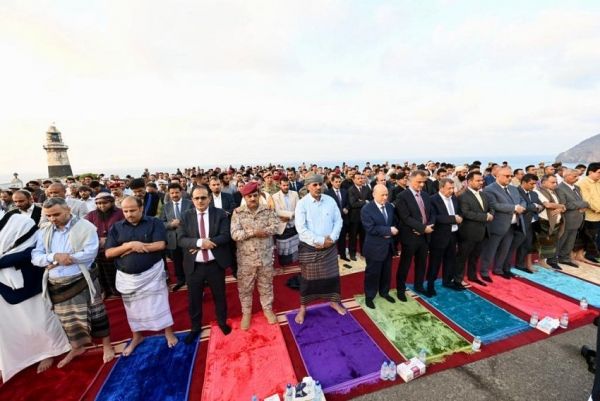 الرئيس العليمي يؤدي صلاة عيد الفطر المبارك ويستقبل جموع المهنئين في العاصمة المؤقتة عدن