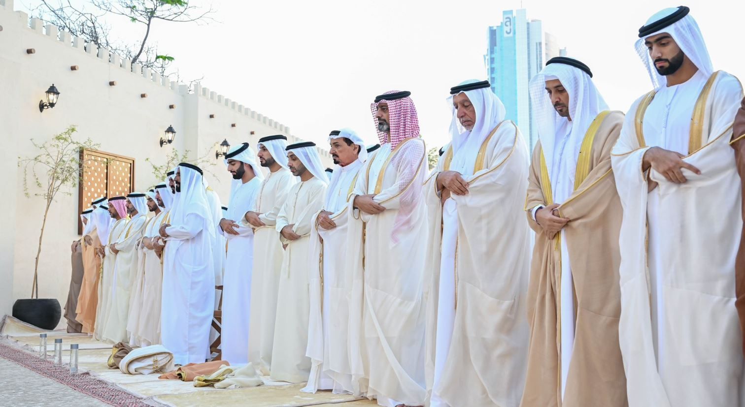 حاكم عجمان وولي عهده يؤديان صلاة عيد الفطر في مسجد قصر الزاهر