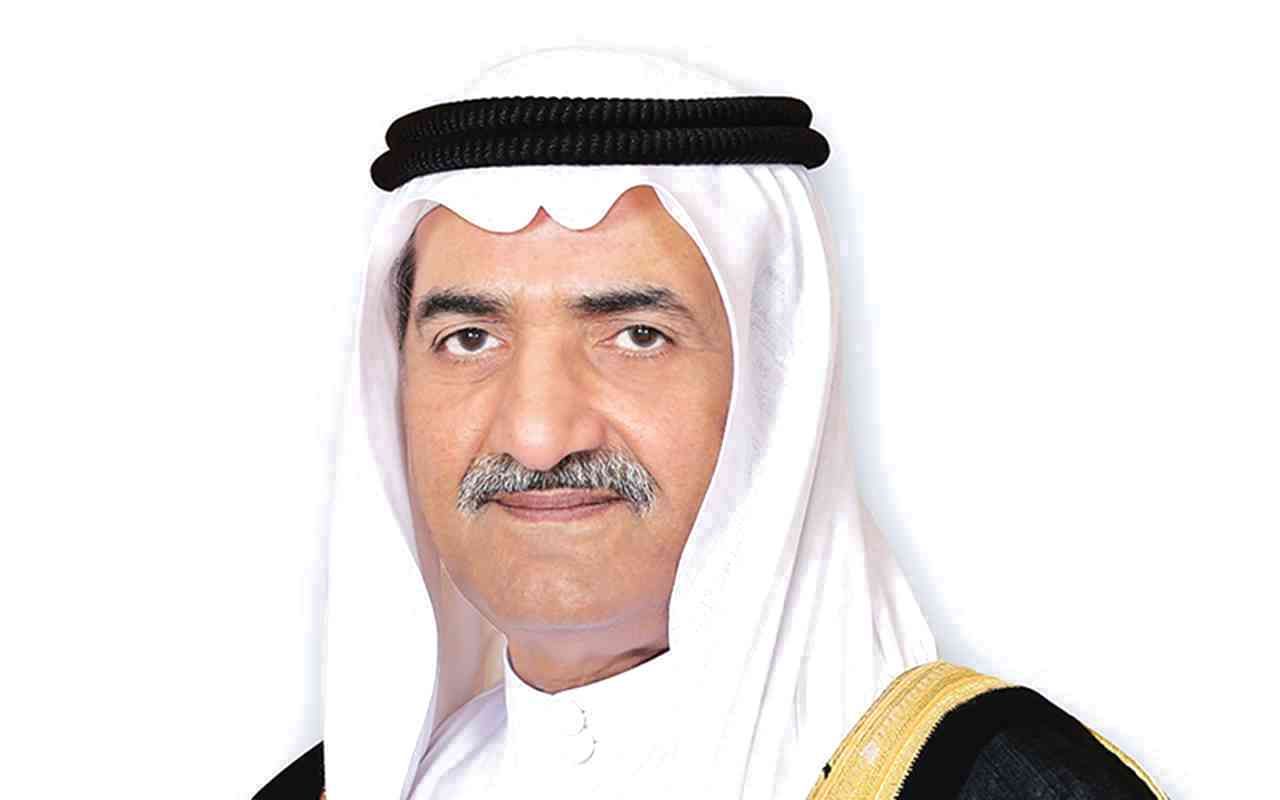 حمد الشرقي يؤدي الصلاة في جامع الشيخ زايد بالفجيرة