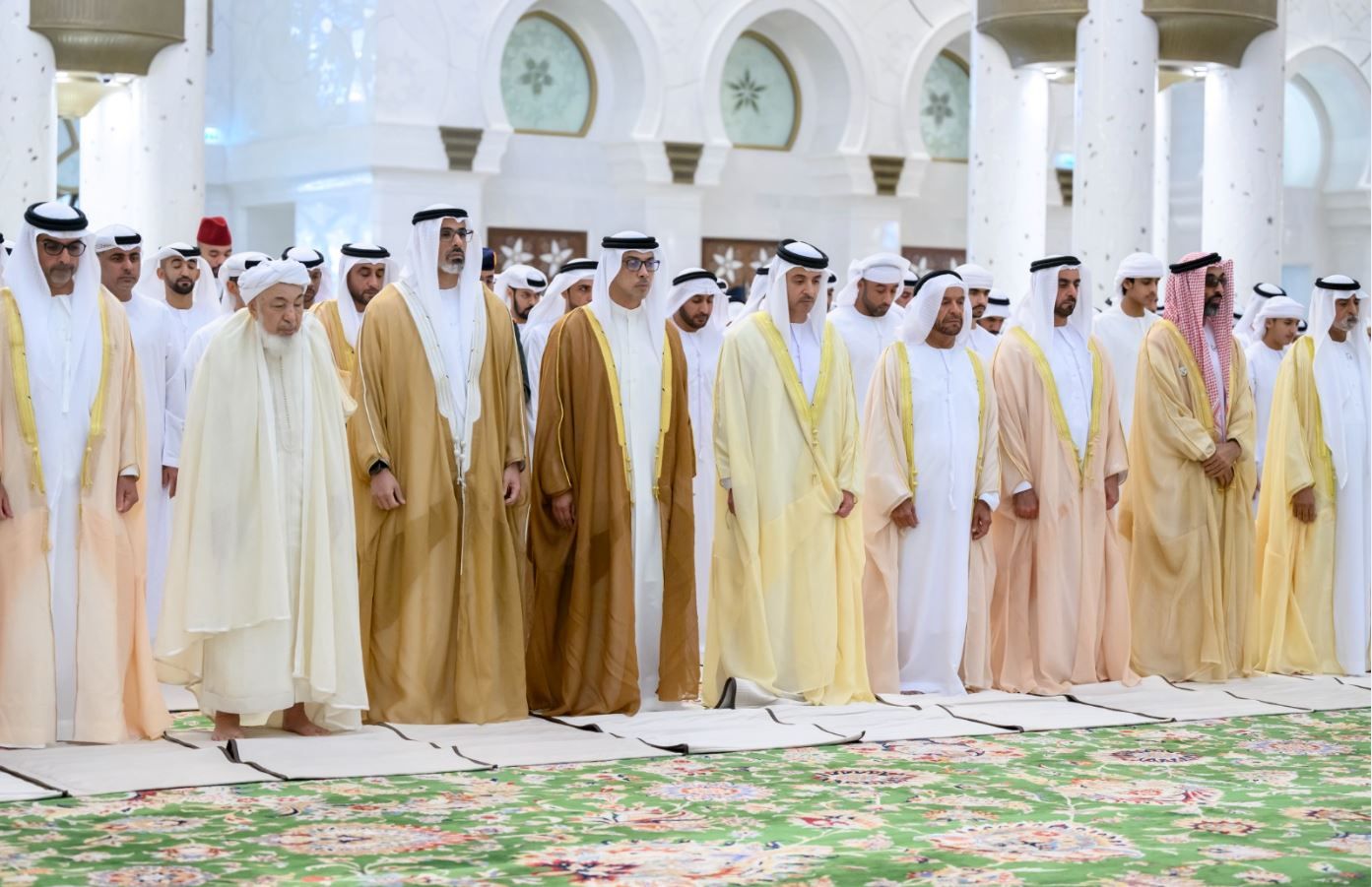 الشيوخ يؤدون صلاة عيد الفطر في جامع الشيخ زايد