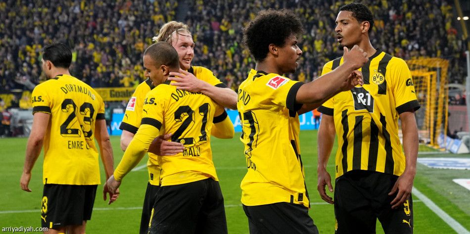 دورتموند يقتنص الصدراة برباعية فرانكفورت
