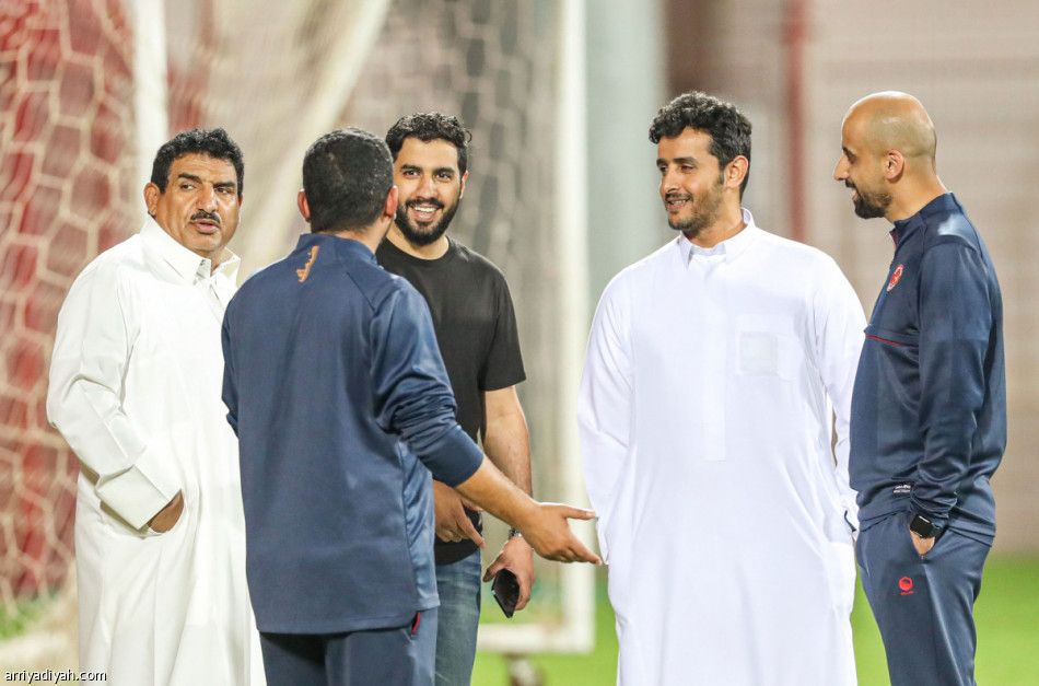 كوزمين يحذر ويفرض فترتين