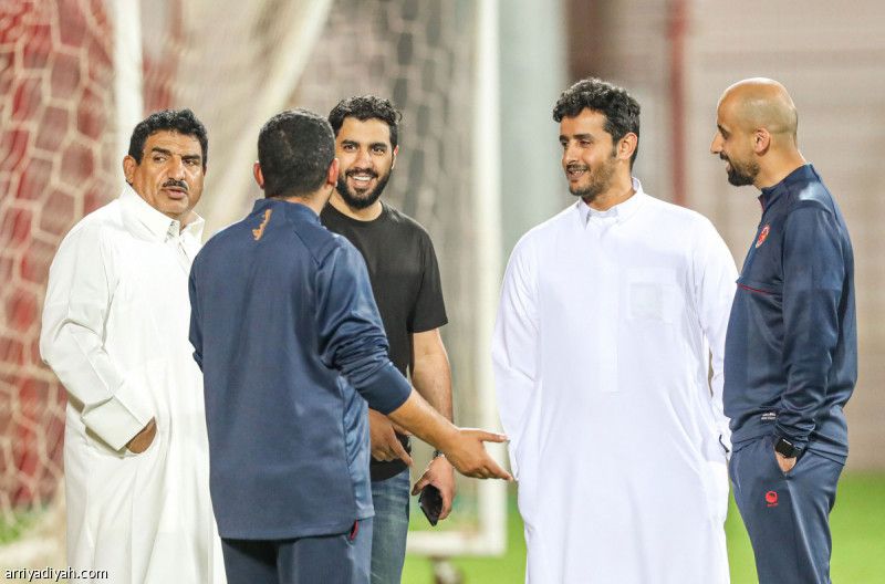 كوزمين يحذر ويفرض فترتين