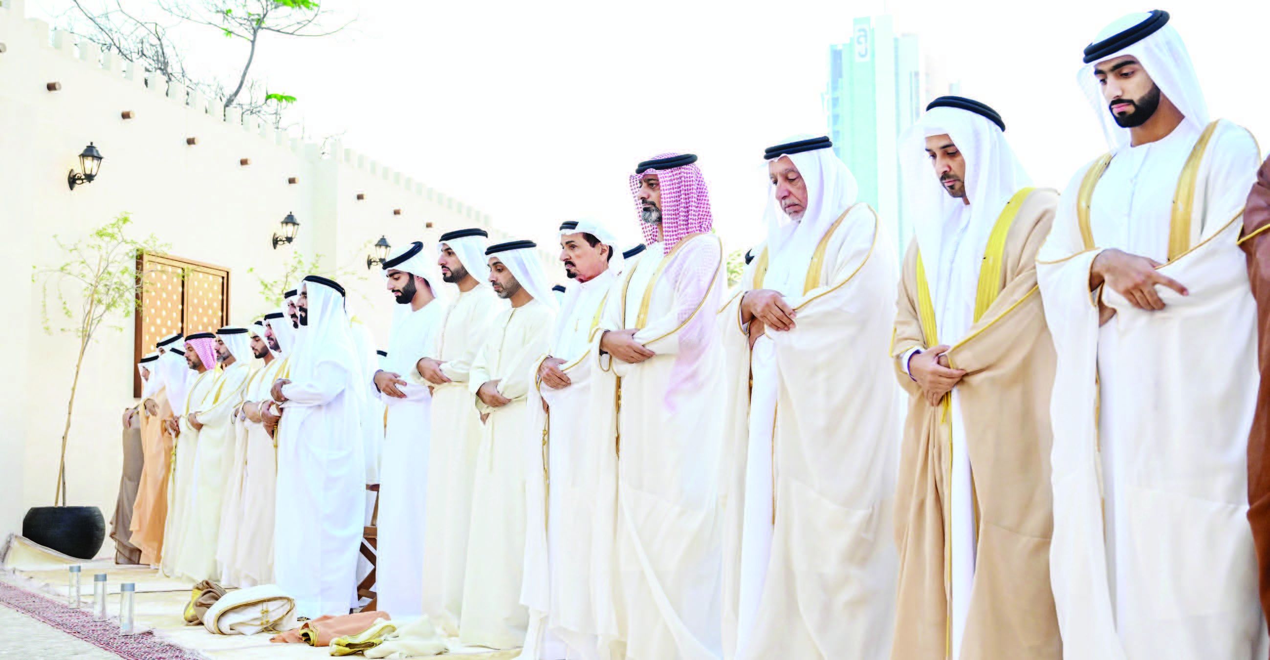 الحكام وأولياء العهود ونواب الحكام يؤدون صلاة العيد ويتقبلون التهاني