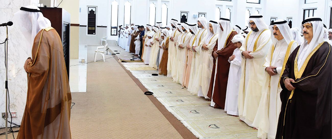 الحكام وأولياء العهود ونواب الحكام يؤدون صلاة العيد ويتقبلون التهاني