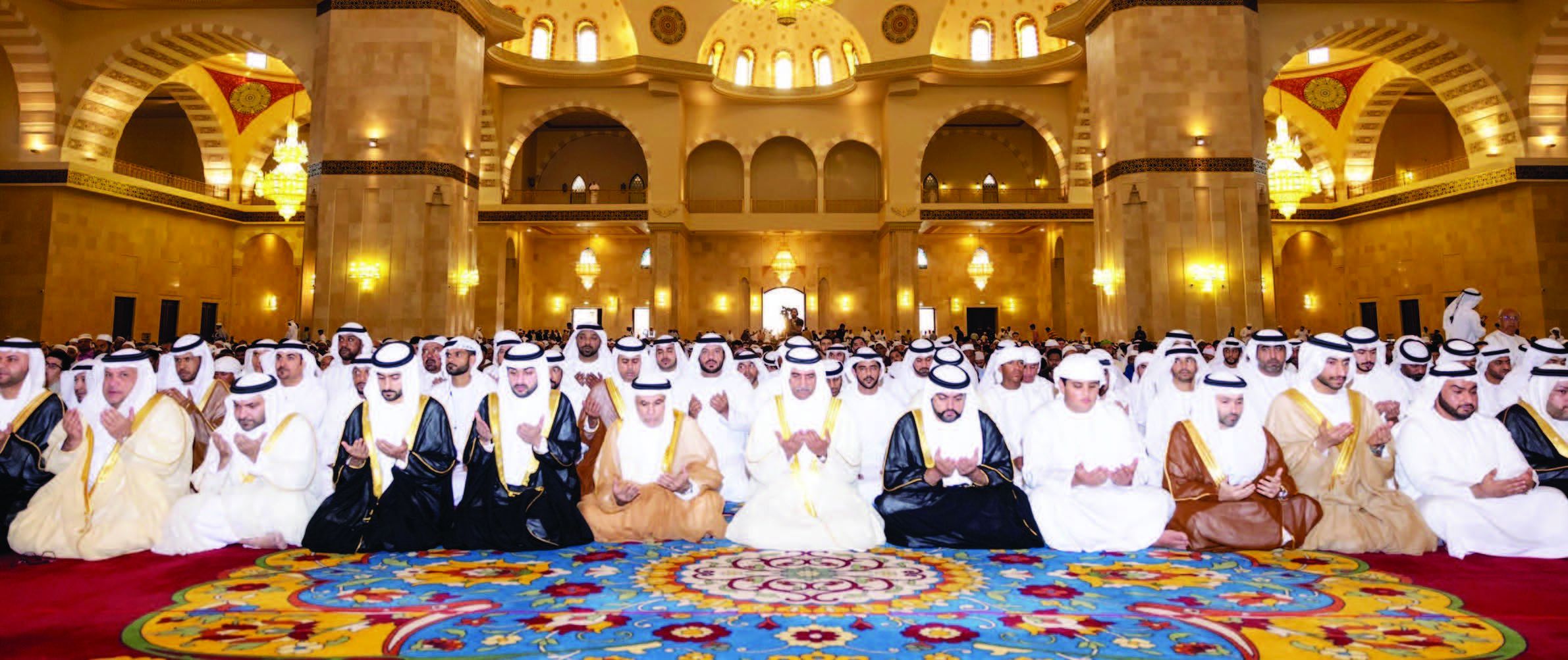 الحكام وأولياء العهود ونواب الحكام يؤدون صلاة العيد ويتقبلون التهاني