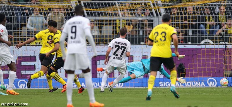 دورتموند يقتنص الصدراة برباعية فرانكفورت