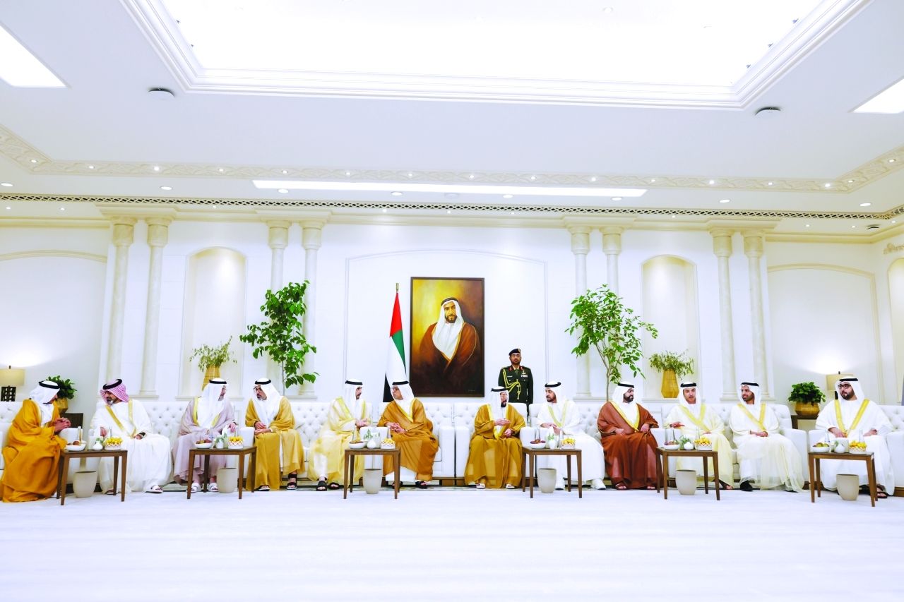 الشيوخ يستقبلون المهنئين بعيد الفطر في قصر المشرف