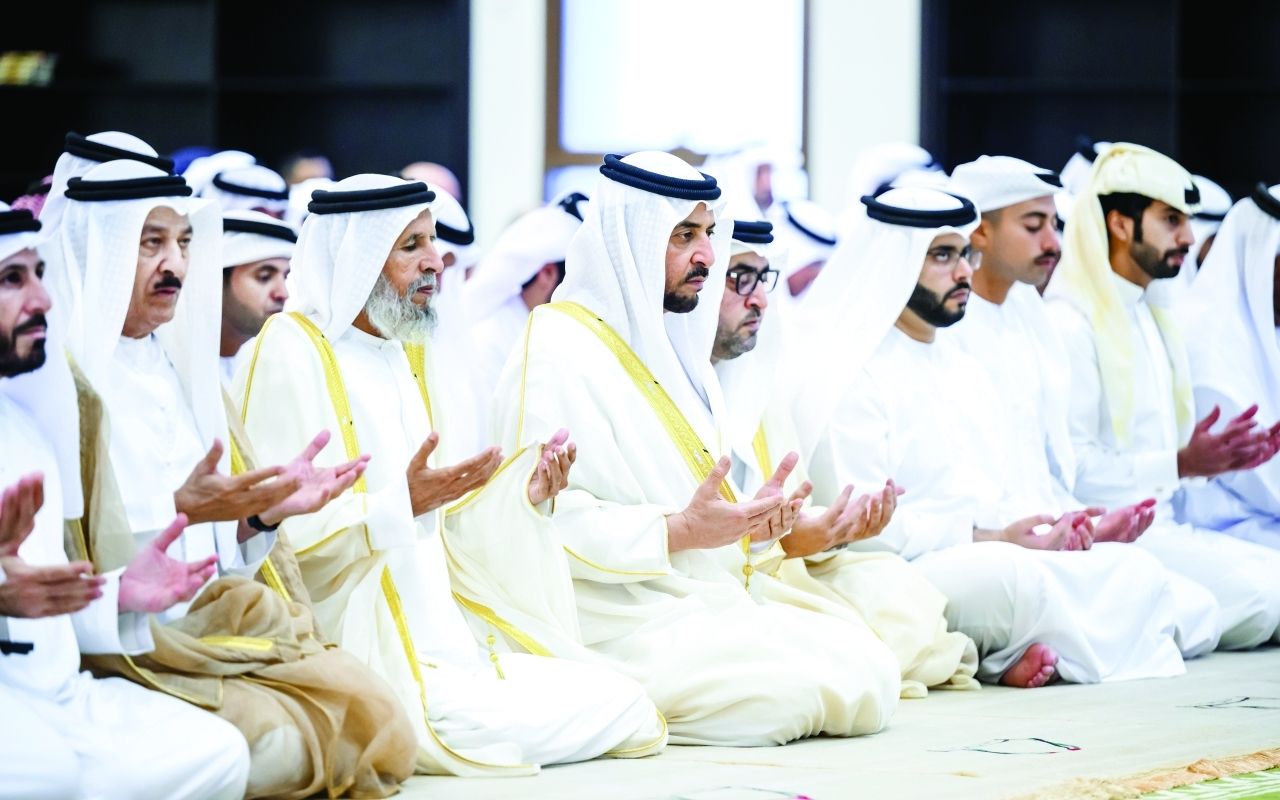 حمدان بن زايد يؤدي صلاة عيد الفطر في مسجد ناصر سلطان بن قران بمدينة الظنة
