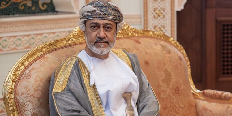 حضرةُ صاحبِ الجلالة يؤدي صلاة عيد الفطر بمسجد الخور بمحافظة مسقط