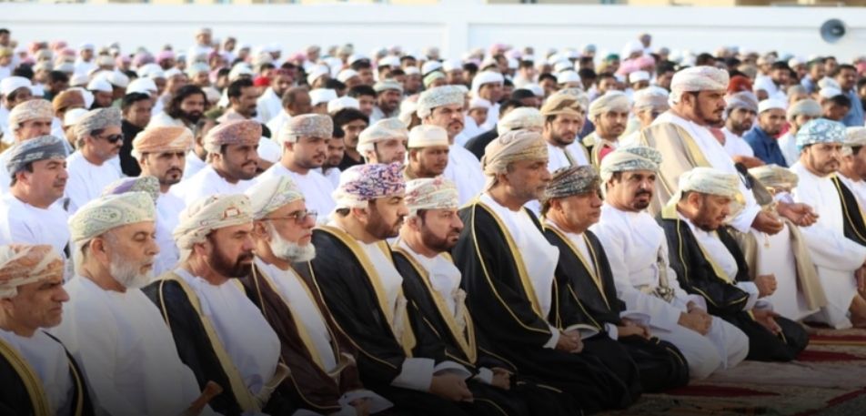 محافظة الظاهرة تحتفل بالعيد بفن العازي وعرضة الخيل والرزحة