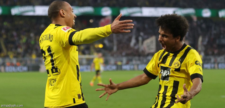 دورتموند يقتنص الصدراة برباعية فرانكفورت