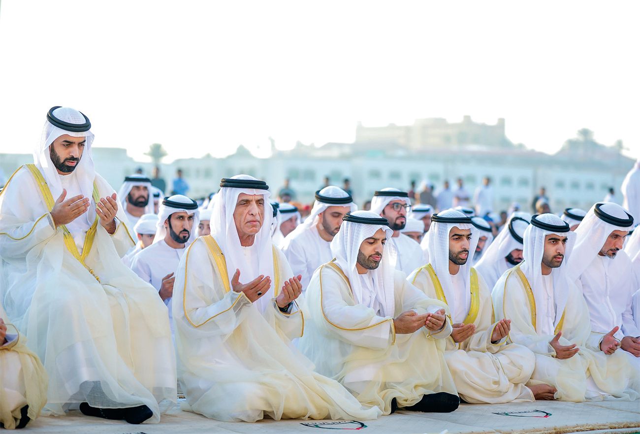 الحكام وأولياء العهود ونواب الحكام يؤدون صلاة العيد ويتقبلون التهاني