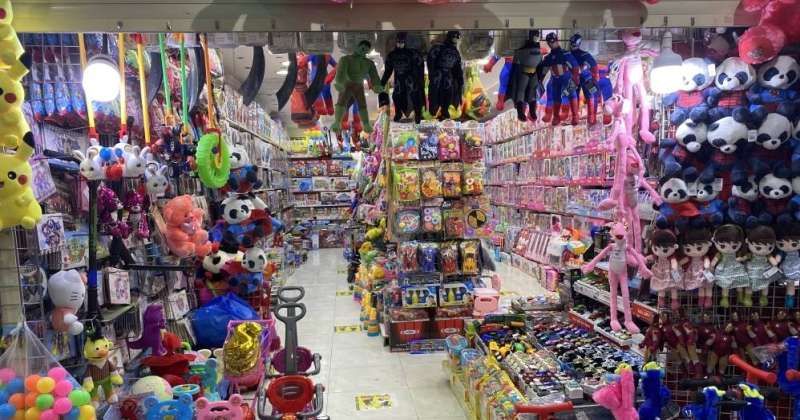 محلات الألعاب والهدايا استقبلت الأطفال على أغاني العيد