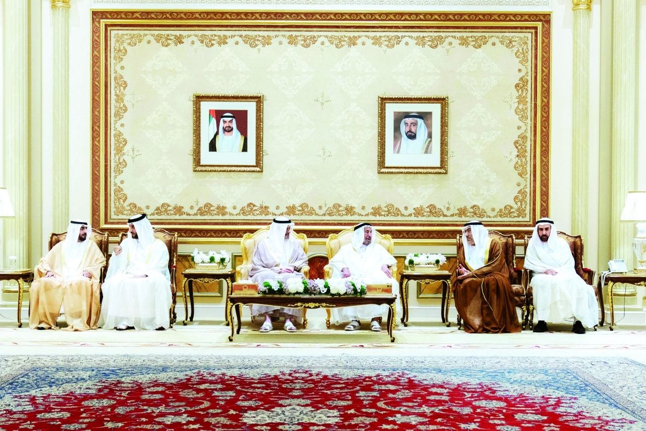 الحكام وأولياء العهود ونواب الحكام يؤدون صلاة العيد ويتقبلون التهاني